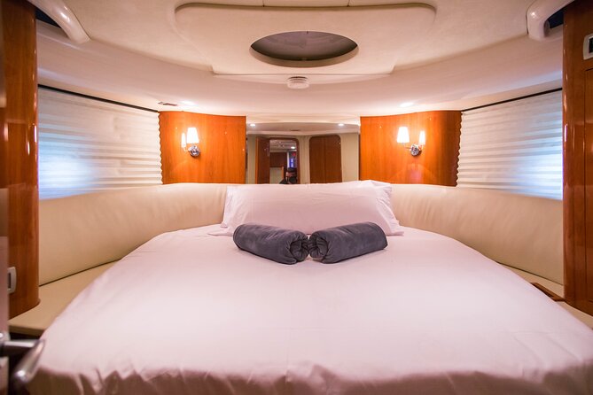 Enjoy an unforgettable experience with the Elegant CRANCHI 47 - Boat comfort for up to 12: why this group size matters