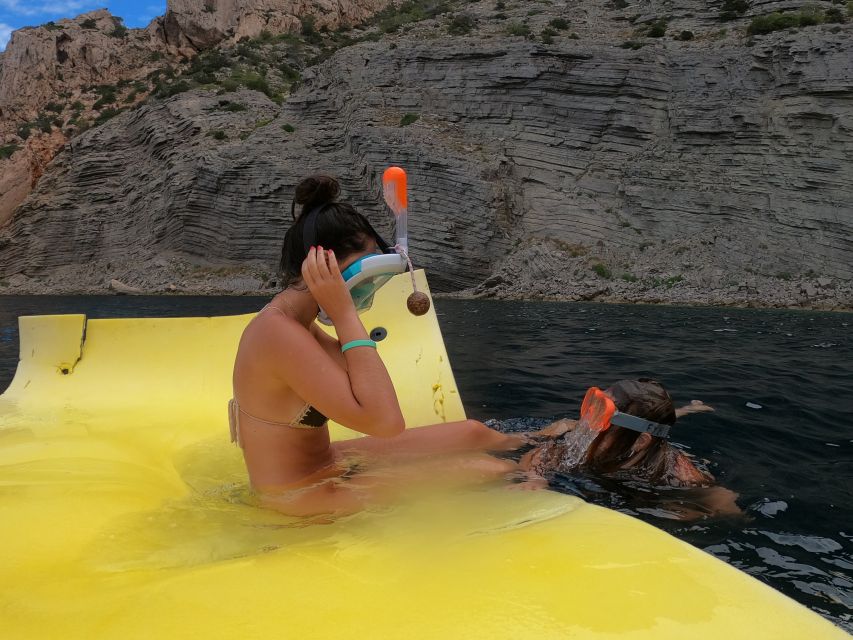 Ibiza: Boat Trip to Margaritas Islands and Aquarium Ticket - What the crew does that makes it feel safe and fun