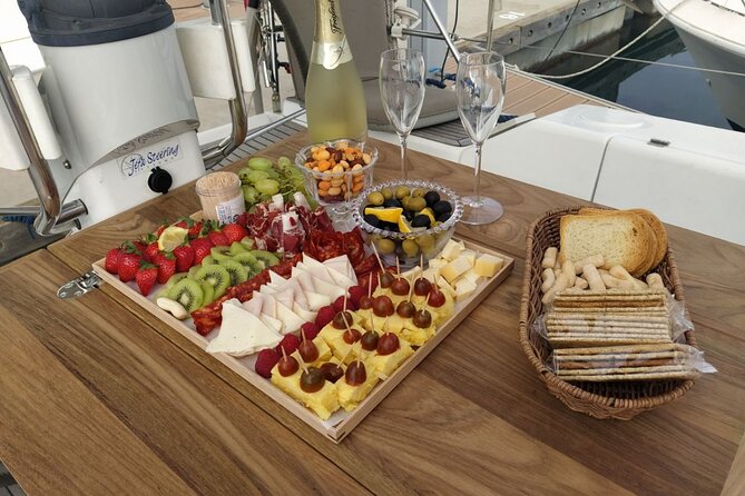 Ibiza sunset boat trip with appetizers and champagne, 6 guests - San Antonio departure: the calm start that sets the mood