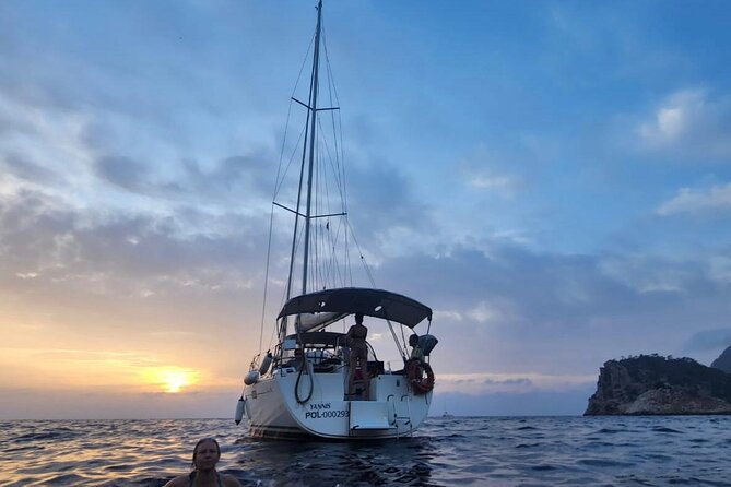 Ibiza sunset boat trip with appetizers and champagne, 6 guests - Price and value: $150.18 for 2.5 hours, with what you actually get