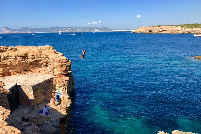 Jeep Wrangler Tour Ibiza - Cala Tarida: a secret fishing beach next to the busy one