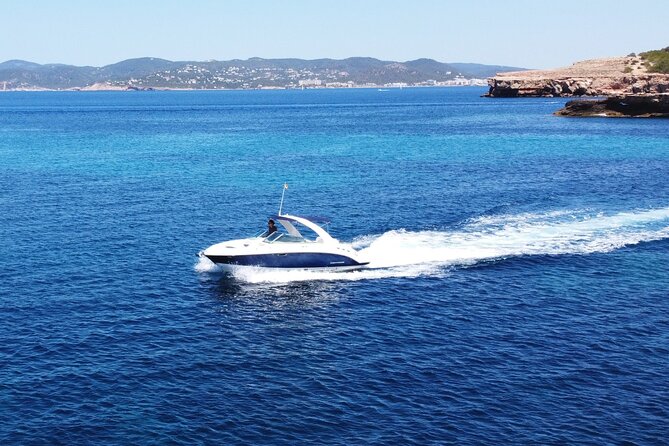 Private Charter 30ft Sports Yacht - Onboard vibe: the crew makes the ride feel lighter