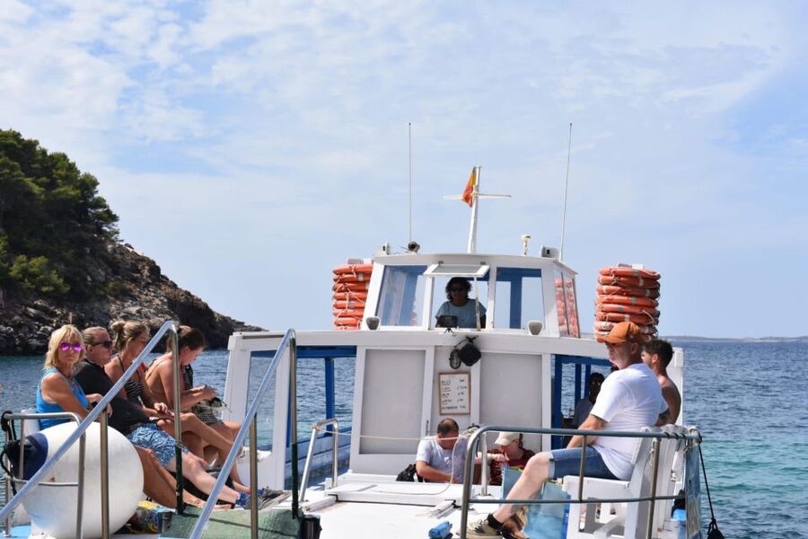 Sant Antoni: Round-Trip Ferry Transfer to Cala Salada Beach - Timing Matters: Choose 13:00, 16:00, or 17:30